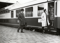 169791 Afbeelding van treinreizigers op het perron van het N.S.-station Amsterdam Amstel te Amsterdam, bij het ...